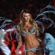 Candice Swanepoel défoile ses formes pour Victoria's Secret