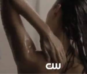 Elena sous la douche pour l'épisode 6