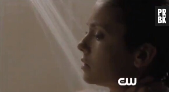Elena sous la douche !