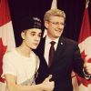 Justin Bieber pose aux côtés du Premier ministre canadien