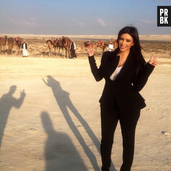 Kim Kardashian pense à son homme, même dans le désert du Bahreïn