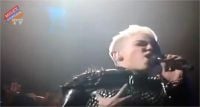 Miley Cyrus : gros pelotage de seins pendant les VH1 Divas 2012 !