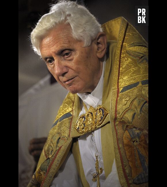 Le pape Benoît XVI démissionne.