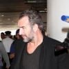 Jean Dujardin entouré de paparazzis pour son arrivée à Los Angeles