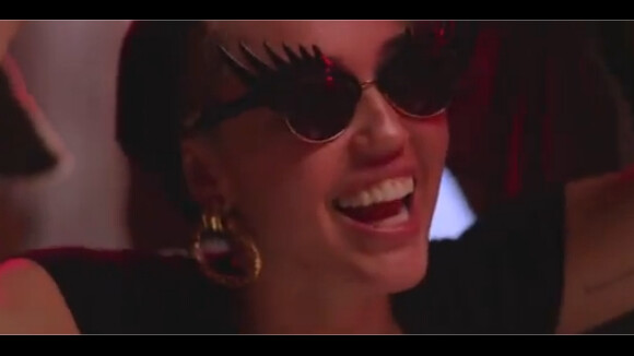 Miley Cyrus en mode fiesta dans deux clips