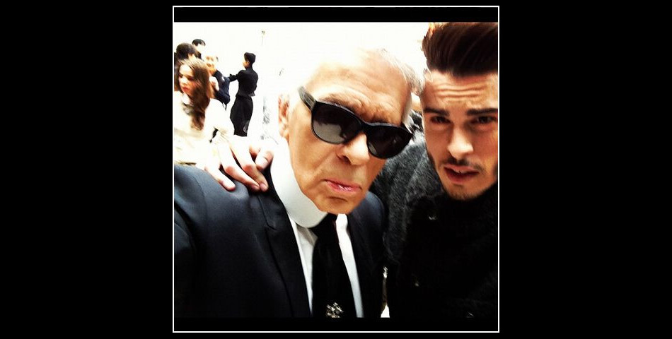 Baptiste Giabiconi pose avec Lagerfeld après le défilé Chanel