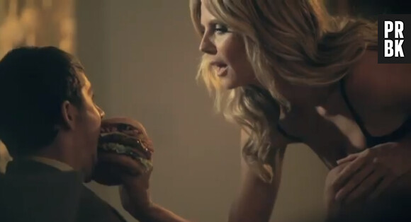 Heidi Klum dit séduire un jeune homme avec un hamburger