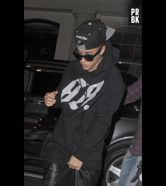Justin Bieber a ignoré son public à son arrivée à Paris le 17 mars 2013