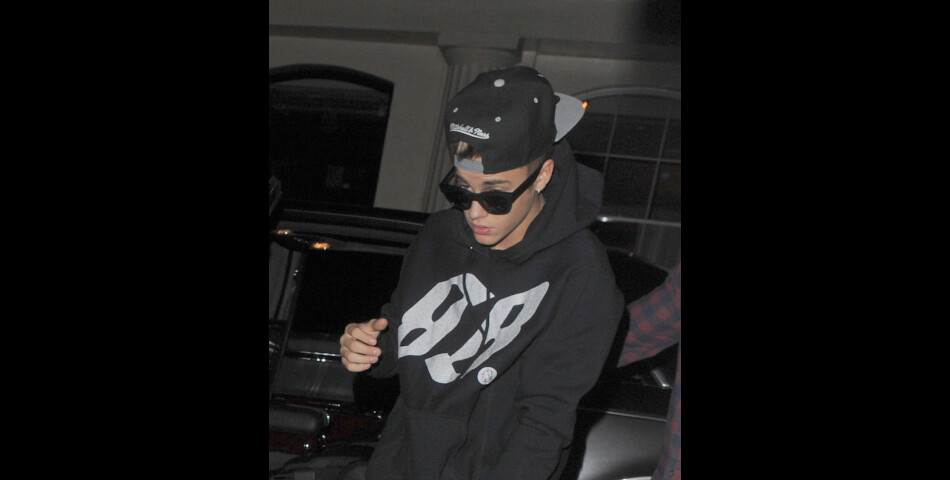Justin Bieber a ignoré son public à son arrivée à Paris le 17 mars 2013