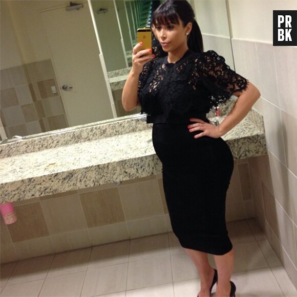 Kim Kardashian assume enfin ses formes de femme enceinte en tenue Alaïa et Dolce&Gabbana le 19 mars 2013