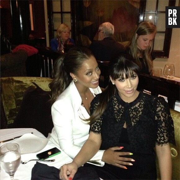 Kim Kardashian affiche son ventre de femme enceinte avec La La Vasquez le 19 mars 2013