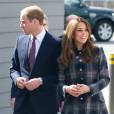 Kate Middleton s'amuse à cacher son ventre devant les photographes