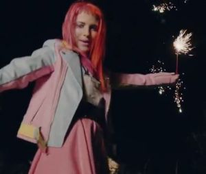 Ambiance festive dans le clip Still Into You de Paramore