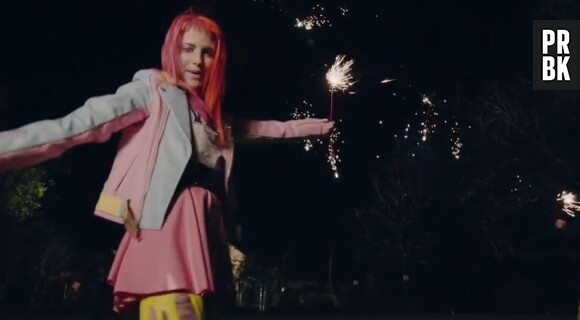Ambiance festive dans le clip Still Into You de Paramore