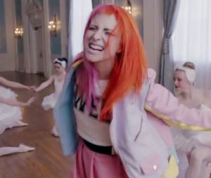 Hayley Williams sur les traces de Katy Perry dans le clip Still Into You de Paramore