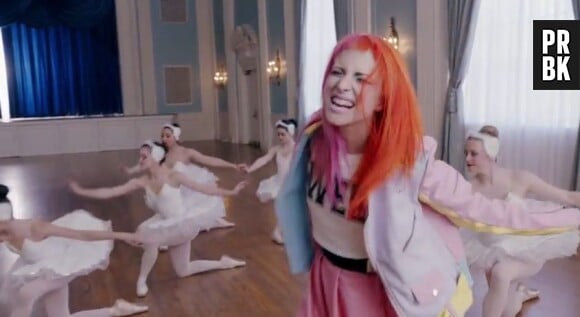 Hayley Williams sur les traces de Katy Perry dans le clip Still Into You de Paramore