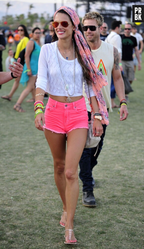 Alessandra Ambrioso a apporté un petit vent d'été avec son short rose lors du Festival Coachella.