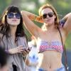 Rumer Willis se croit déjà en été au Festival Coachella avec ce haut de maillot de bain tendance.