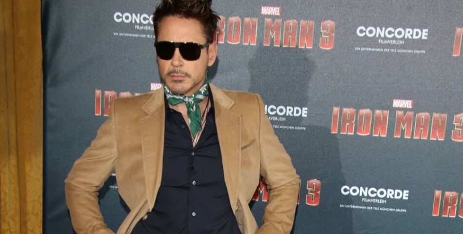 Robert Downey Jr. arborait un drôle de costume lors de l&#039;avant-première d&#039;Iron Man 3 à Munich.