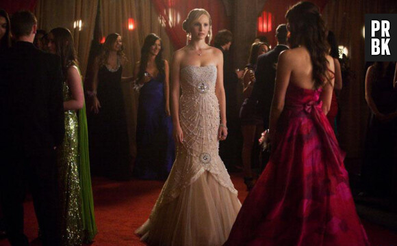 Caroline face à Elena au bal de l'épisode 19 de la saison 4 de Vampire Diaries