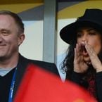 Finale Coupe de la Ligue 2013 : Salma Hayek, supportrice au taquet mais déçue