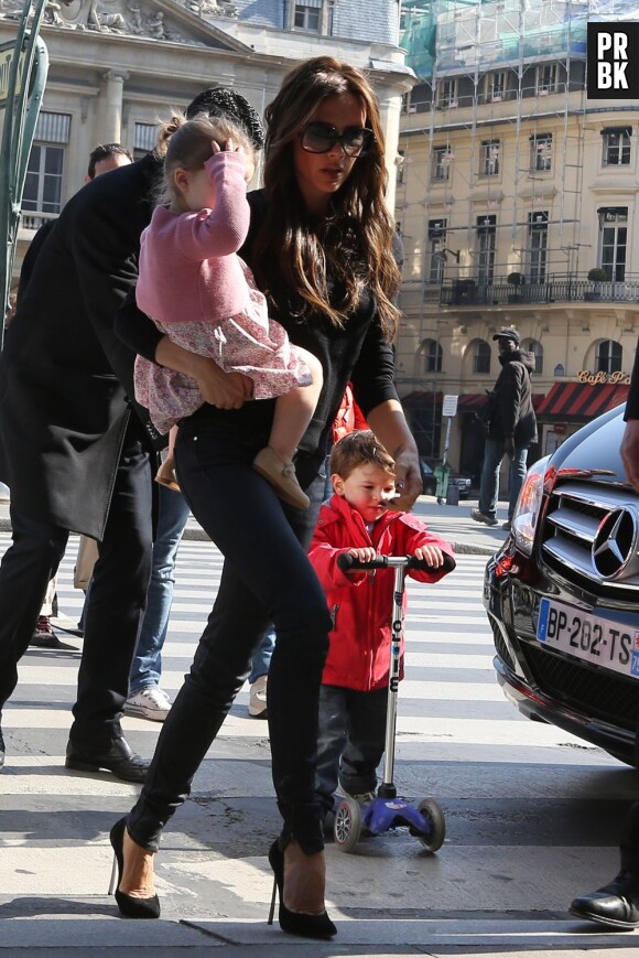 Victoria Beckham et sa petite Harper en virée à Paris