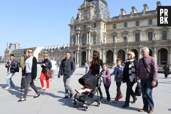 Direction le Louvre pour Victoria Beckham et ses enfants ce dimanche 21 avril