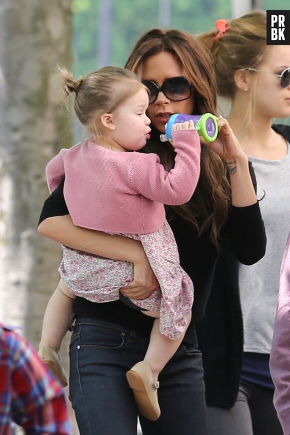 Petite pause collation pour Harper lors d'une virée avec maman Victoria Beckham