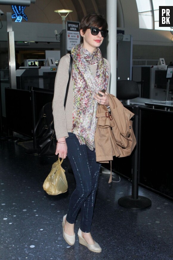 Anne Hathaway de retour de New York, dimanche 28 avril 2013