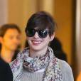 Anne Hathaway a gardé le sourire malgré les paparazzis, dimanche 28 avril 2013 à LA