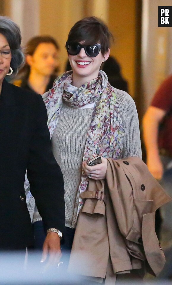 Anne Hathaway a gardé le sourire malgré les paparazzis, dimanche 28 avril 2013 à LA