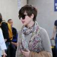 Anne Hathaway harcelé par les photographes, dimanche 28 avril 2013 à l'aéroport LAX