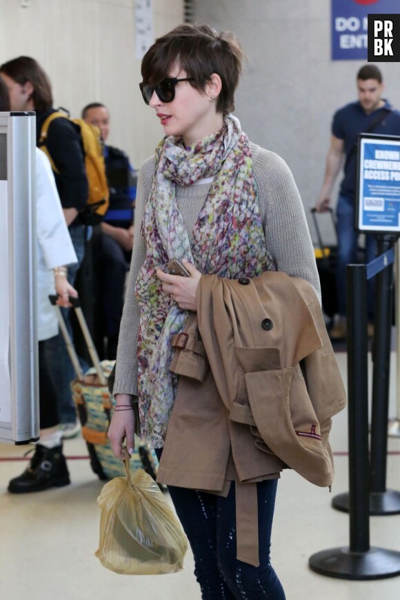 Anne Hathaway harcelé par les photographes, dimanche 28 avril 2013 à l'aéroport LAX