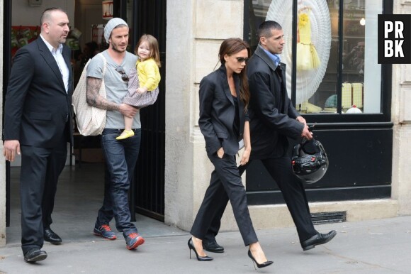 Victoria Beckham, très souriante aux côtés de David et Harper à Paris