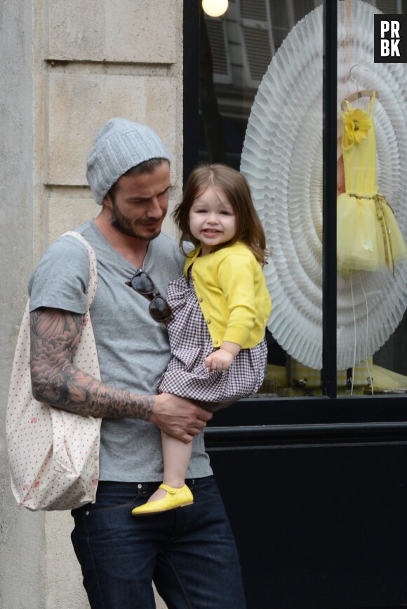 Harper a passé la journée dans les bras de papa David Beckham
