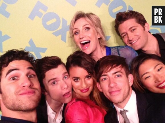 Lea Michele, entourée du cast de Glee à l'Upfront Fox le 13 mai