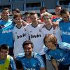 Les One Direction prennent la pose avec les joueurs du Real Madrid