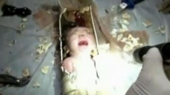 Chine : un bébé jeté dans les toilettes sauvé miraculeusement (vidéo)