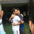 Cyril Hanouna ballon aux pieds et entouré de stars pour l'association Plus fort la vie