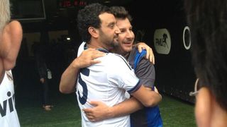 Cyril Hanouna ballon aux pieds et entouré de stars pour l'association Plus fort la vie