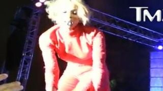 Ciara reçoit une plainte en main propre... en plein concert !