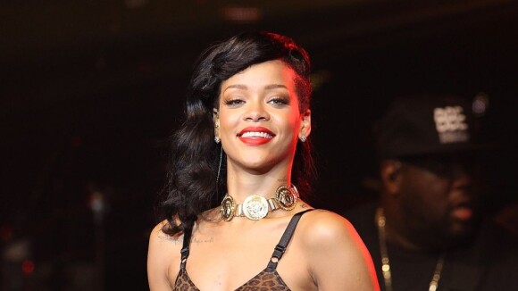 Rihanna en mode bad girl : fumette à son hôtel, encore une polémique pétard