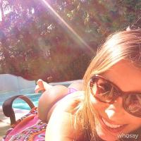 Sofia Vergara en string à la piscine... et sur Twitter