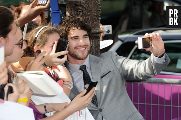 Darren Criss pose avec une fan à Paris le 18 juin 2013