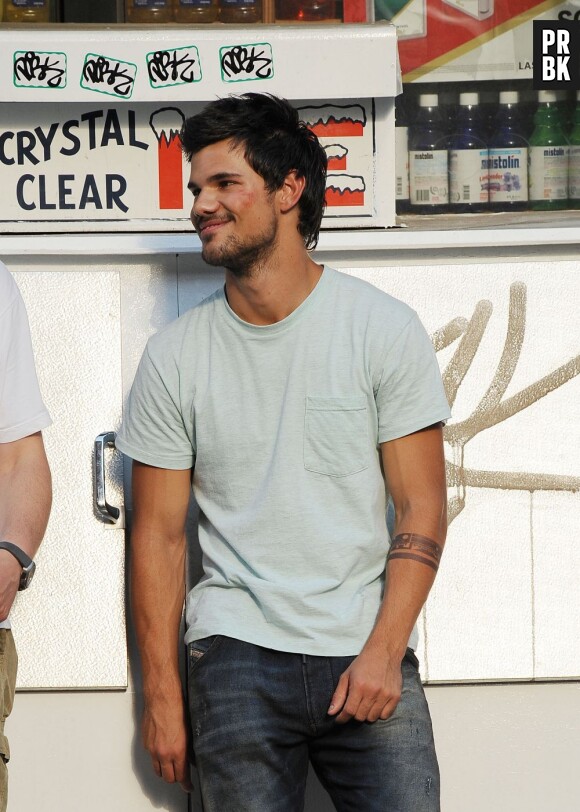Taylor Lautner sur le tournage de son prochain film à New York le 24 juin 2013.