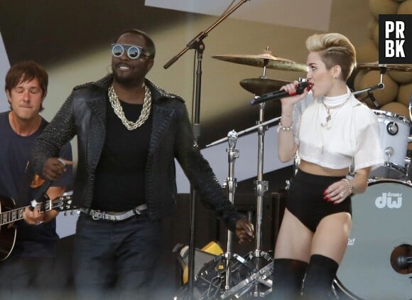 Miley Cyrus : en mode culotte et cuissardes pour le Jimmy Kimmel Live