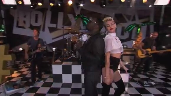 Miley Cyrus allume son public : cuissardes et culotte pour un show avec Will.i.am