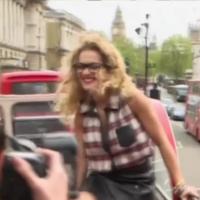 Rita Ora : pétillante égérie de Material Girl choisie par Madonna (VIDEO)