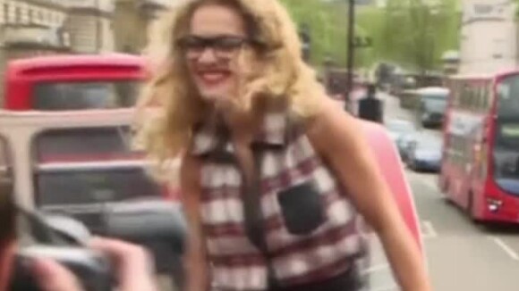 Rita Ora : pétillante égérie de Material Girl choisie par Madonna (VIDEO)