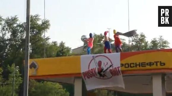 Dans Like A Red Prison, les Pussy Riot s'en prennent à Vladimir Poutine et Igor Setchine, le boss de la compagnie de pétrole Rosneft